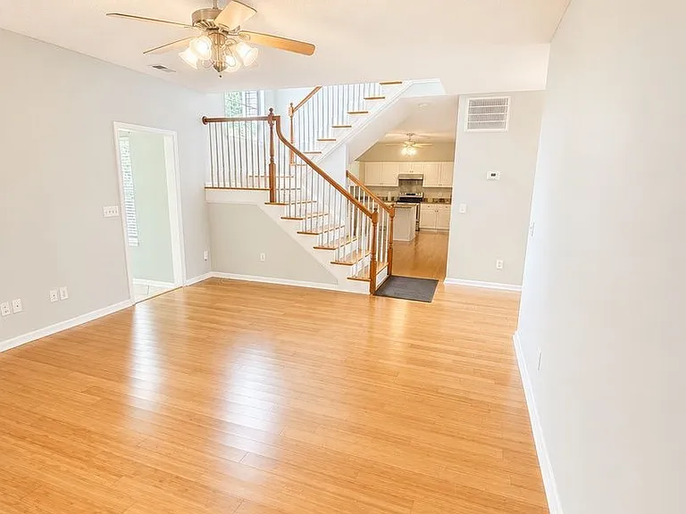 1525 Clarendon Way — Photo 4
