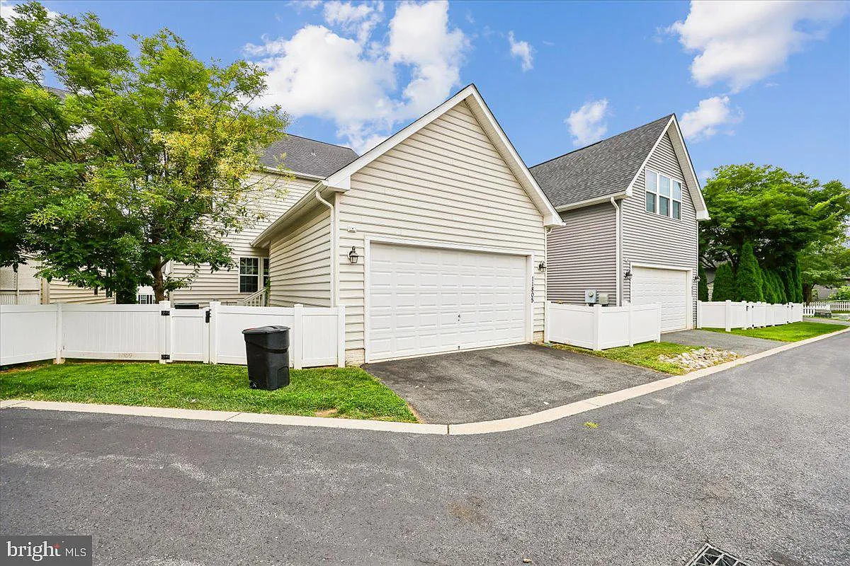 4 bed, 3.5 bath, 3708 sqft, $4,300 — Photo 2