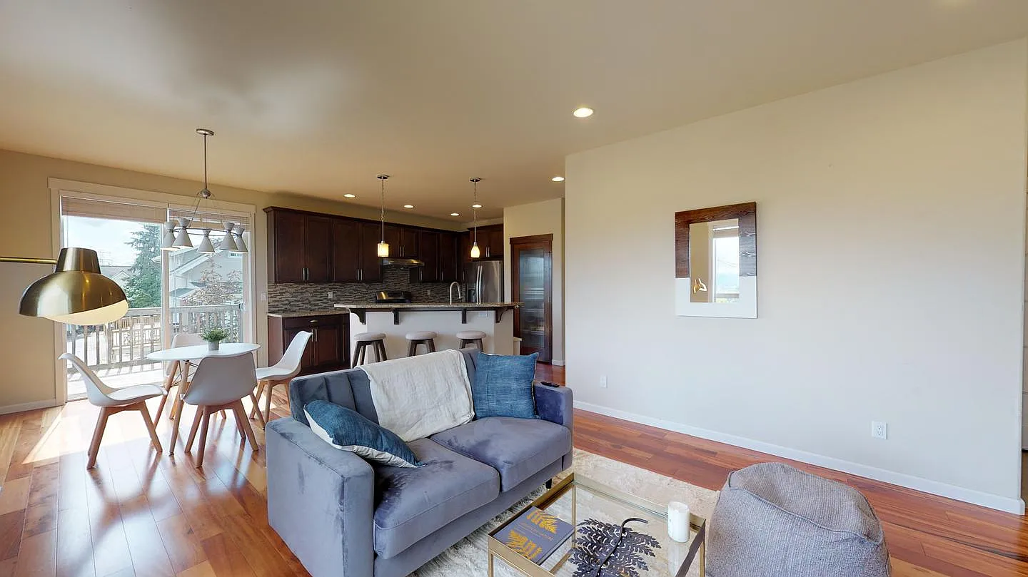 Private Bedroom in Elegant Beacon Hill Home With Great Views — Photo 3