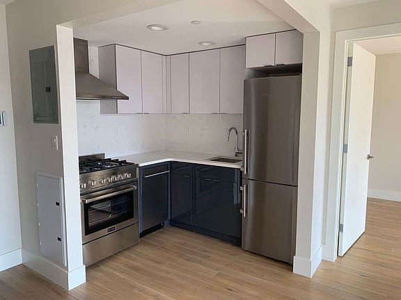 5th image of 2705 41st Ave APT 5F