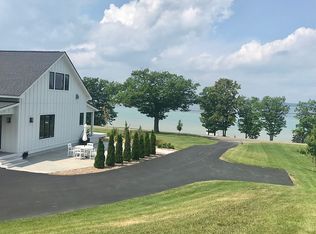 8262 Peninsula Dr, Traverse City, MI 49686