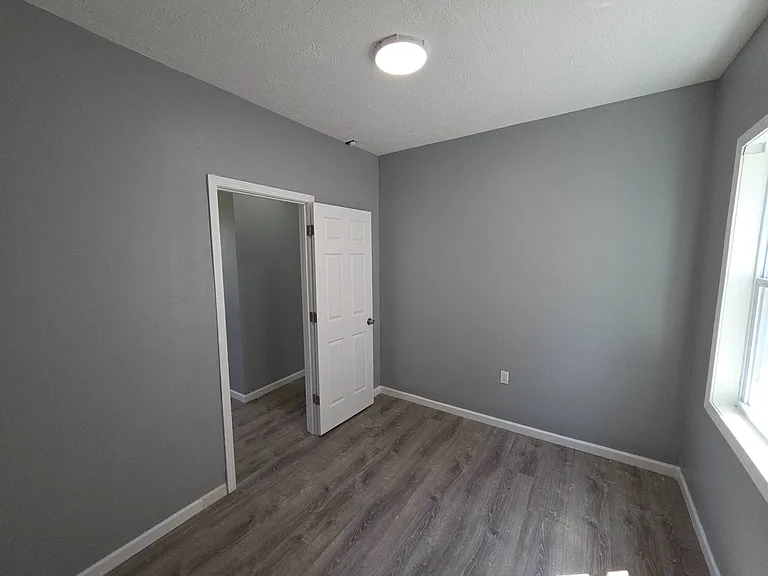 3237 Seymour Ave — Photo 10