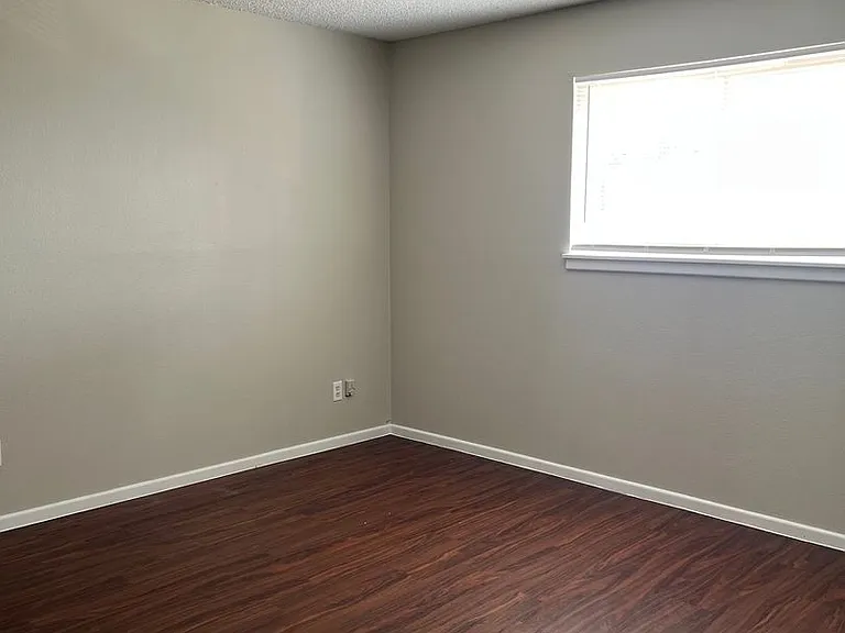 310 Castlewood Dr — Photo 5