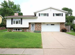 3613 Valley Ln, Clinton, IA 52732