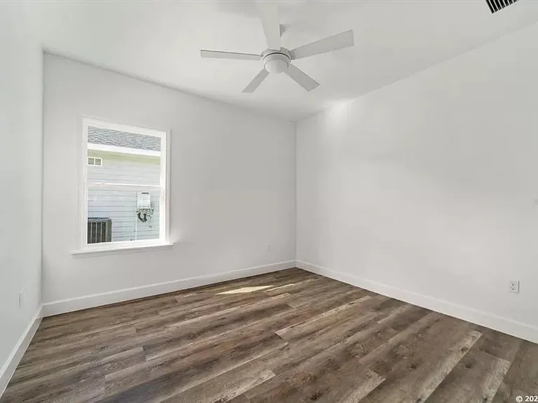 1394 SW 68th Ter — Photo 16