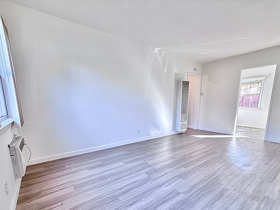 4th image of 2464 N Buena Vista St #2464