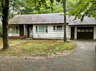 6 New Templeton Rd, Hubbardston, MA 01452