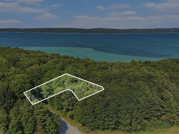 313 Shorewood Dr, Frankfort, MI 49635