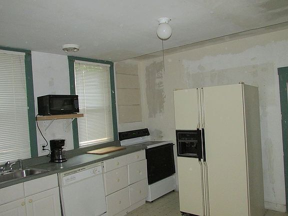 lower unit kitchen