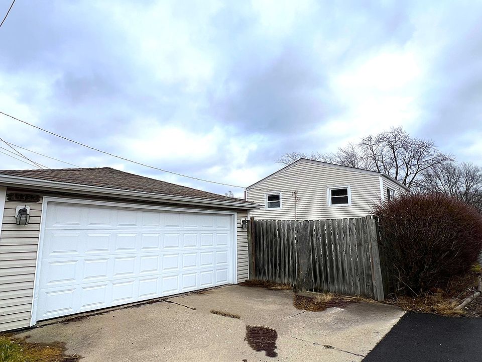 2nd image of 15332 Grant St