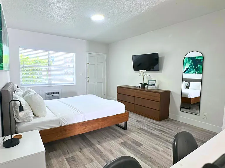 421 Sunset Dr #3 — Photo 1