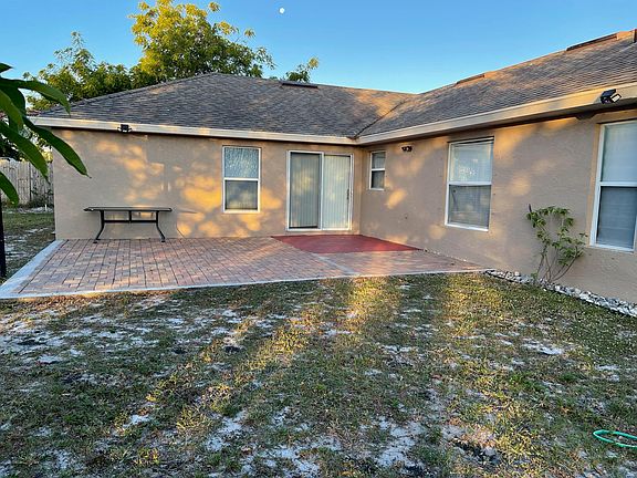 2nd image of 212 SW Yager Pl