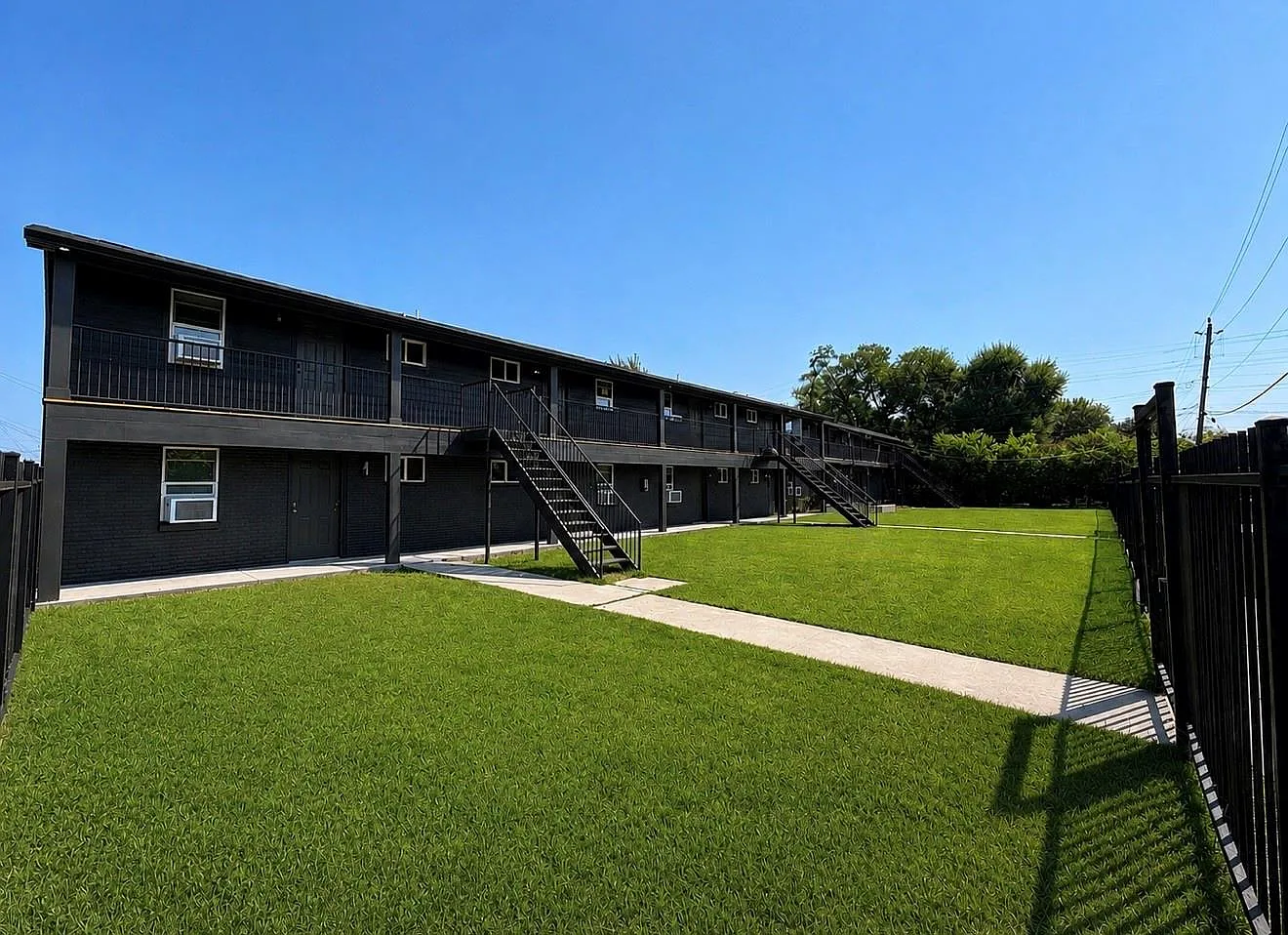 1 bed, 1.0 bath, 595 sqft, $1,200 — Photo 1