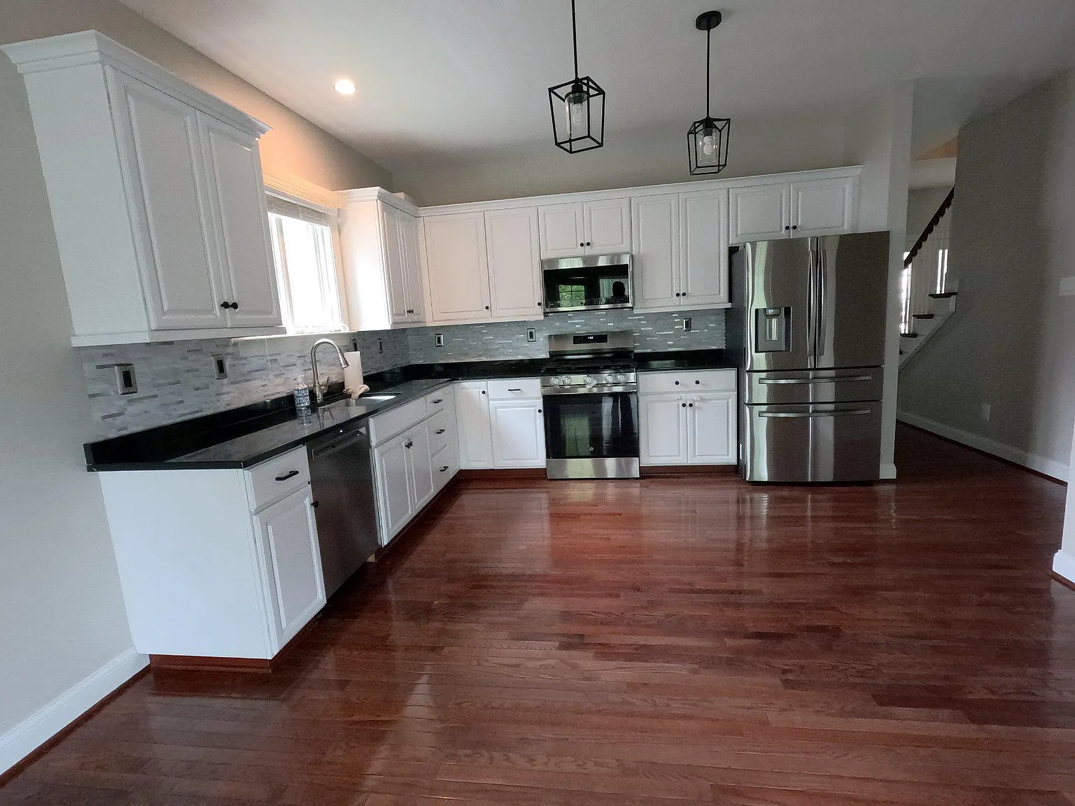 4 bed, 3.5 bath, 2595 sqft, $4,100 — Photo 2