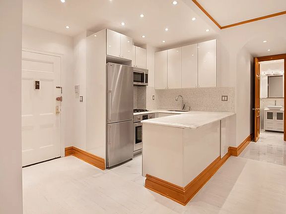 3rd image of 145 W 58th St #3K