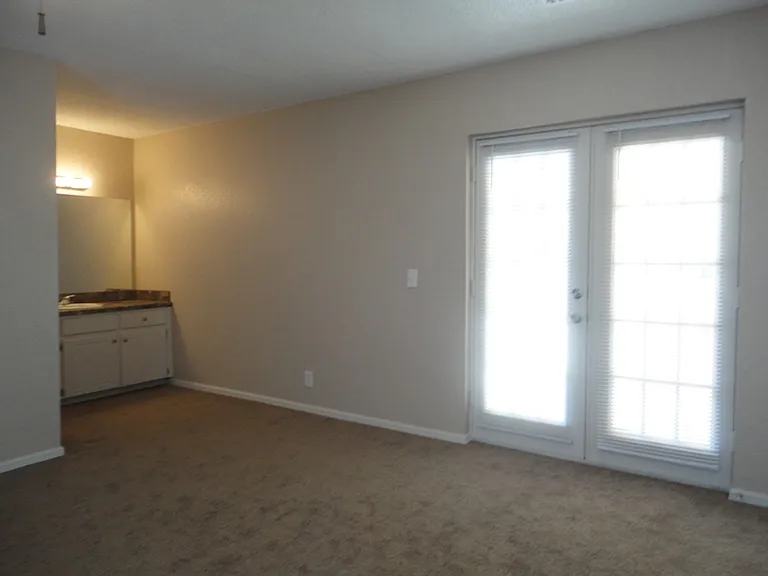1033 W Queens St — Photo 10