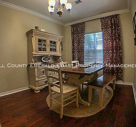 4th image of 400 Parkwood Pl