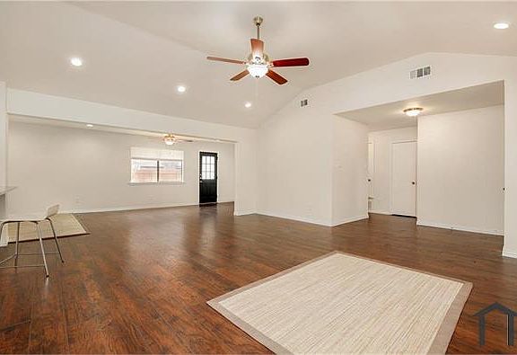 4th image of 813 Simon Dr