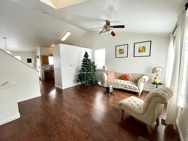 3 bed, 2165 sqft, $3,300 — Photo 3