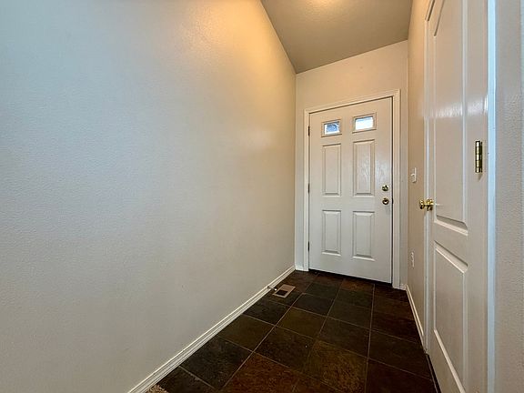 4th image of 860 NE Quince Ave