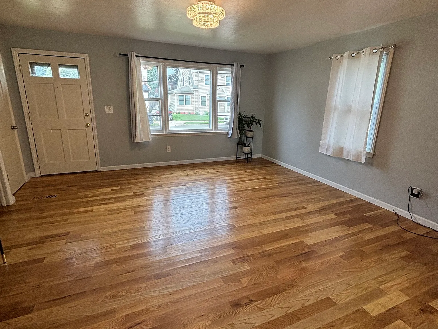 3 bed, 1.0 bath, 964 sqft, $2,700 — Photo 3