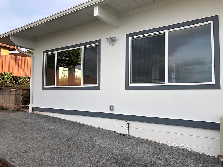 Private entrance with parking with in front of your studio in a quiet neighborhood.
