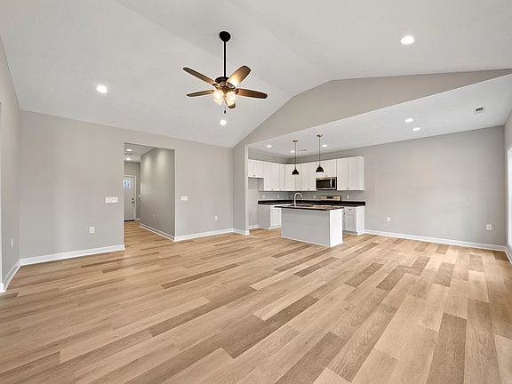 5th image of 2640 Cedrus Ave