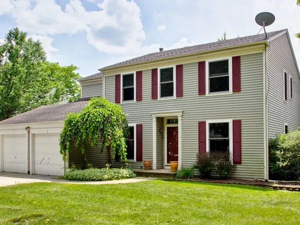 835 Royal Glen Dr, Cary, IL 60013