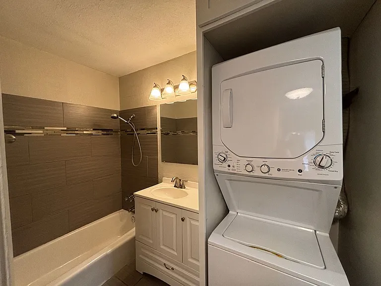 3704 Wyandotte St #6 — Photo 8