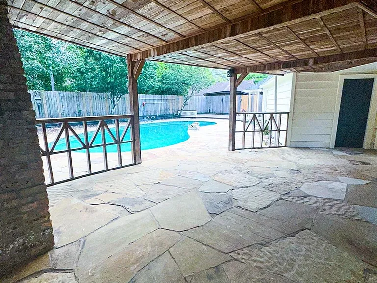 537 Natchez Park — Photo 15