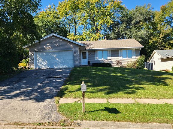 2nd image of 2749 Carol Pl