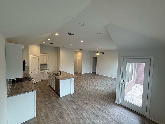 4th image of 6312 Utopia Dr