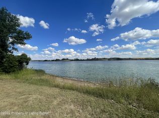 5503 Care Free Ave, Glen Ullin, ND 58631