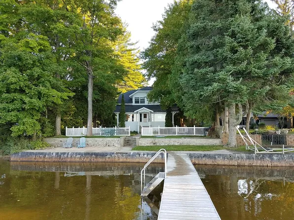 1576 S Lake Mitchell Dr, Cadillac, MI 49601