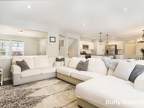 5th image of 13471 Barclay Dr #9