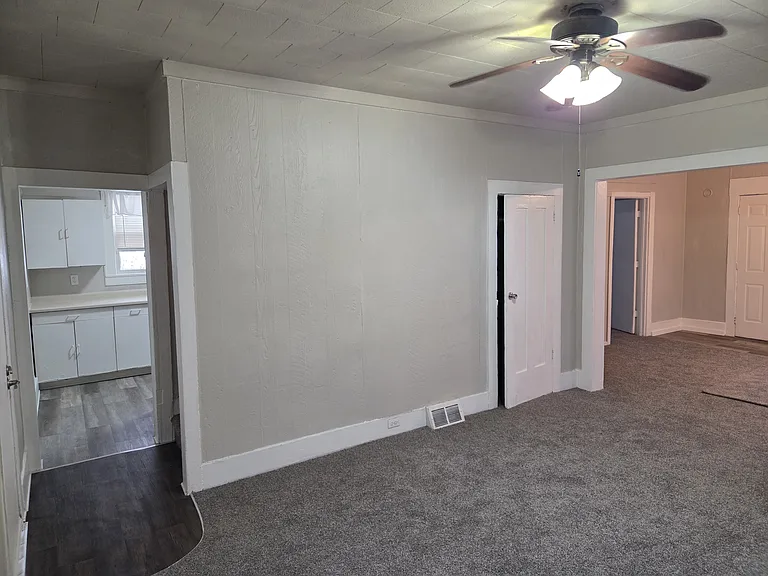 419 E Division St — Photo 5