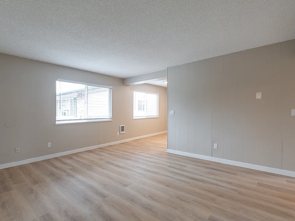 1935 SE Main St #8