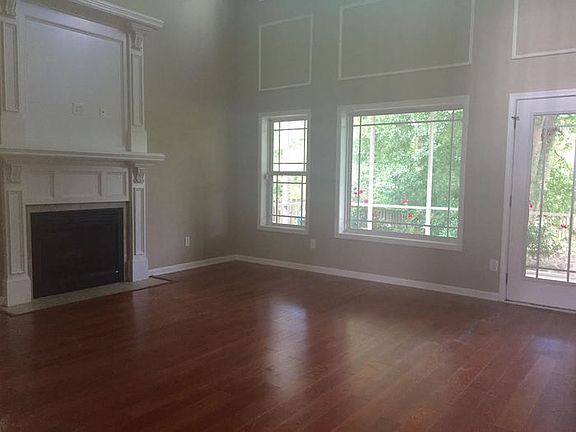 3rd image of 590 Oakridge Dr