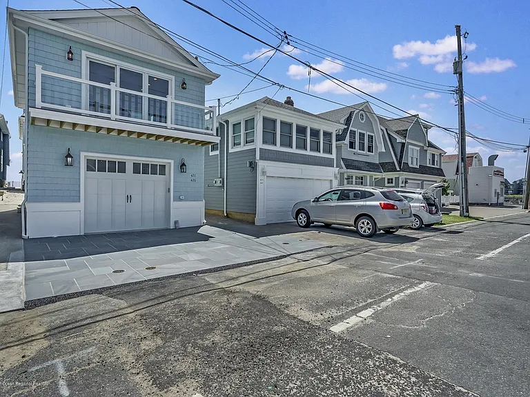 420 1st Ave — Photo 12