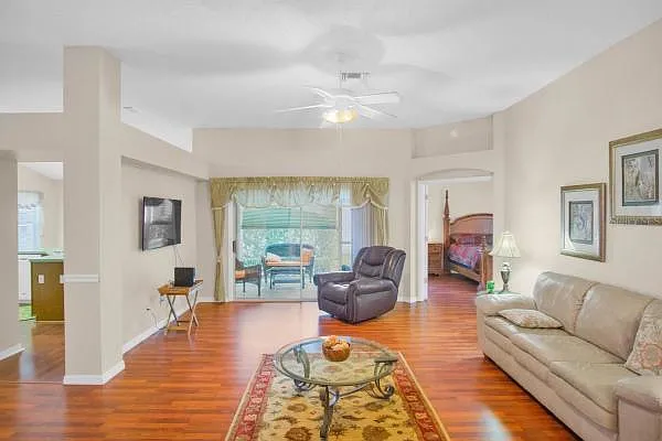 914 Pasadena Way — Photo 3