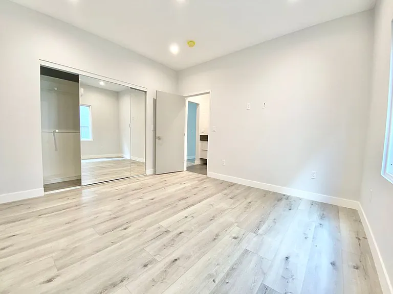 N Swall Apartments — Photo 4