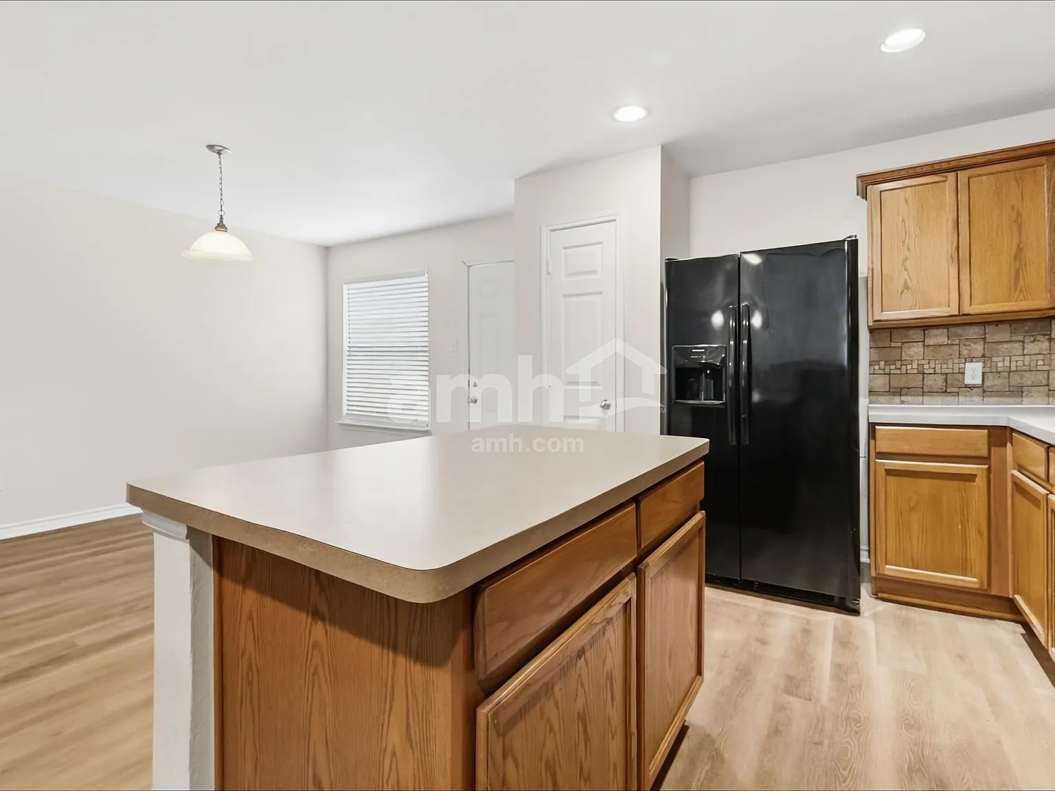3 bed, 2.0 bath, 2440 sqft, $2,120 — Photo 3