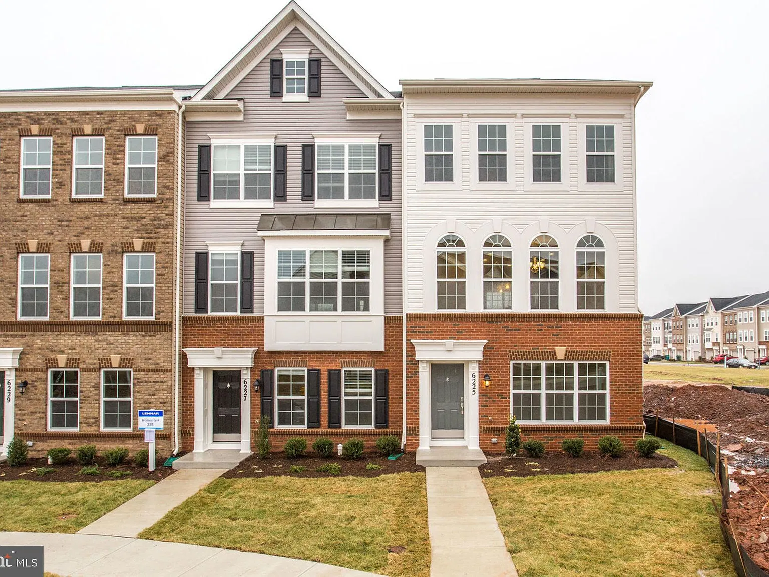 3 bed, 4.0 bath, 2040 sqft, $2,700 — Photo 1