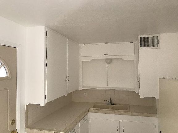 2nd image of 922 1/2 S Farmer Ave