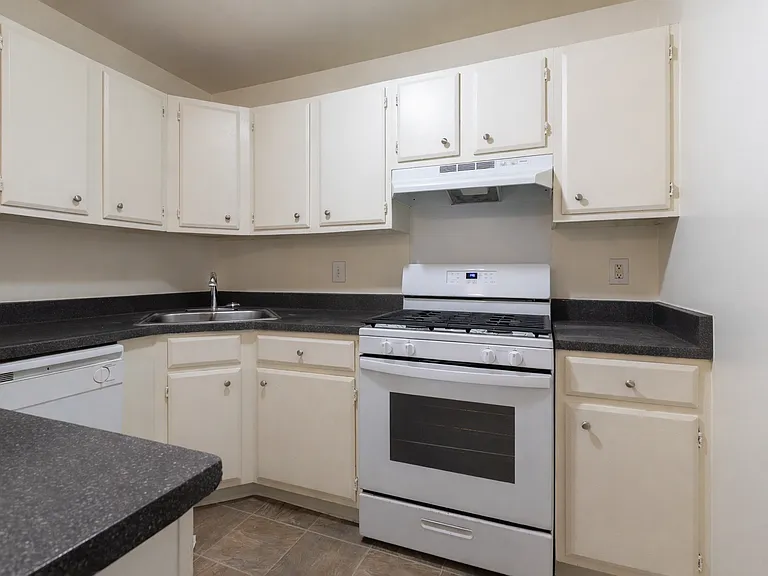 North Arch Village Apartments — Photo 40