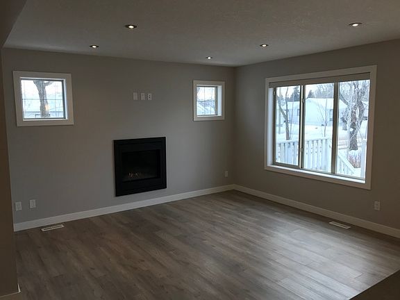 5th image of 22 Banff Ct W