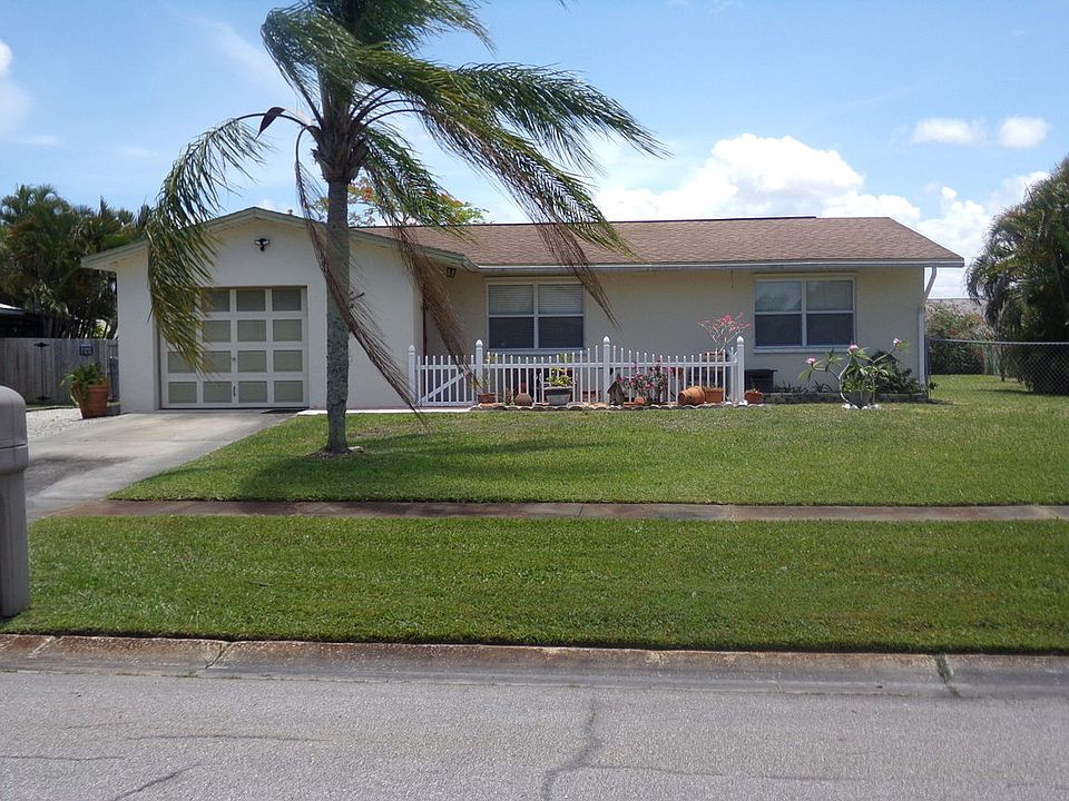 1st image of 314 NE Camelot Dr