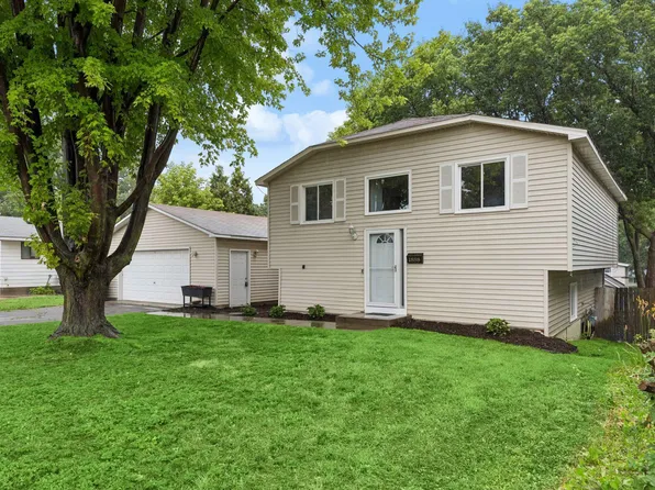 1888 Walnut St, Lauderdale, MN 55113