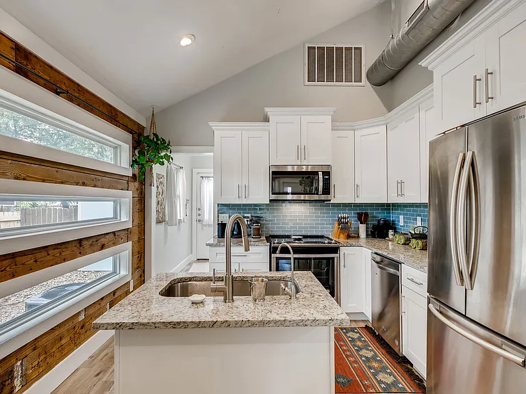1103 Estes Ave — Photo 1