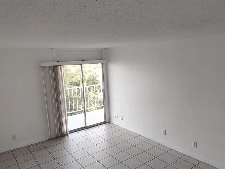 4550 NW 9th St #706E — Photo 5